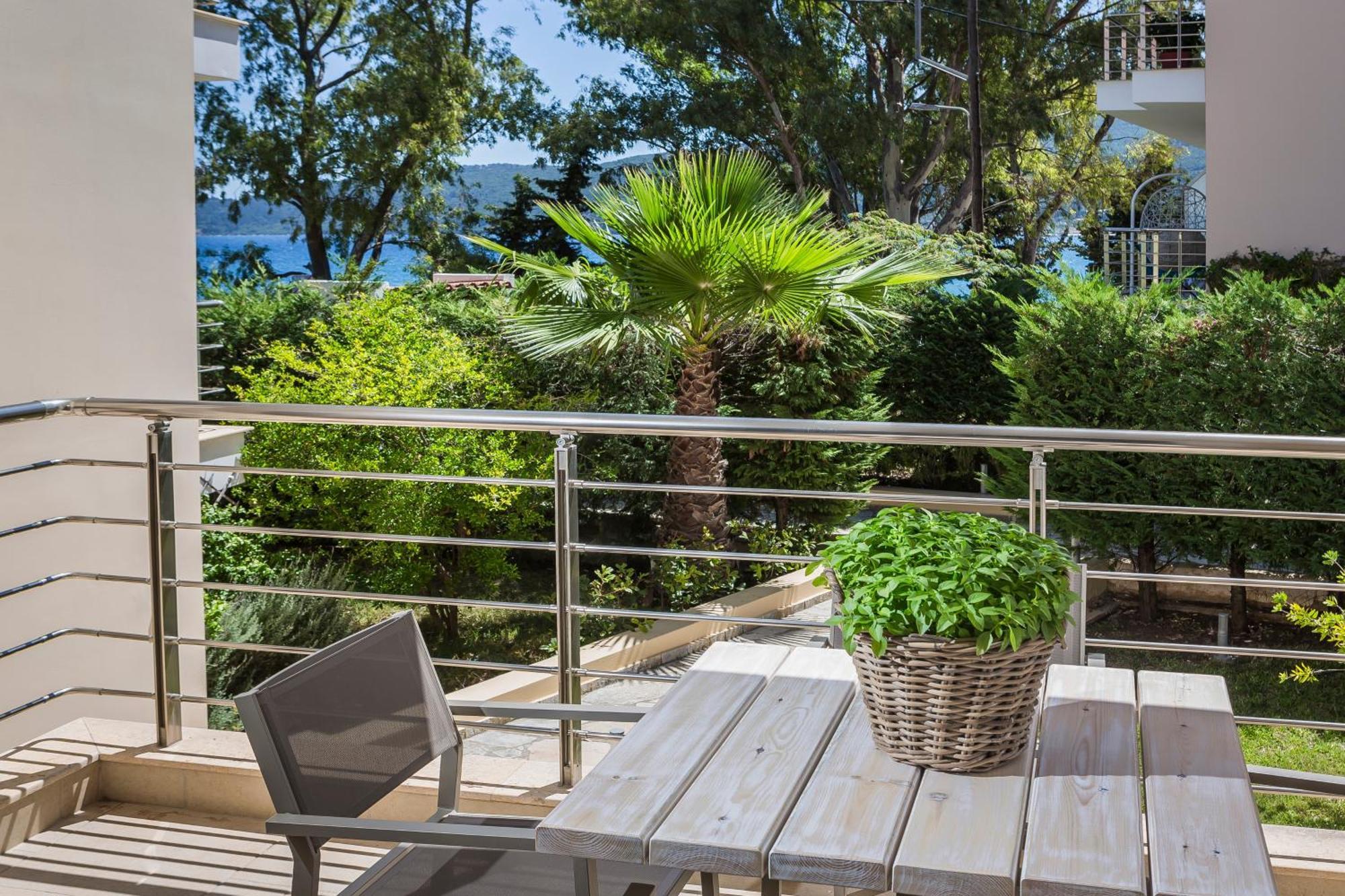 Meliti Waterfront Suites Karavomylos Dış mekan fotoğraf