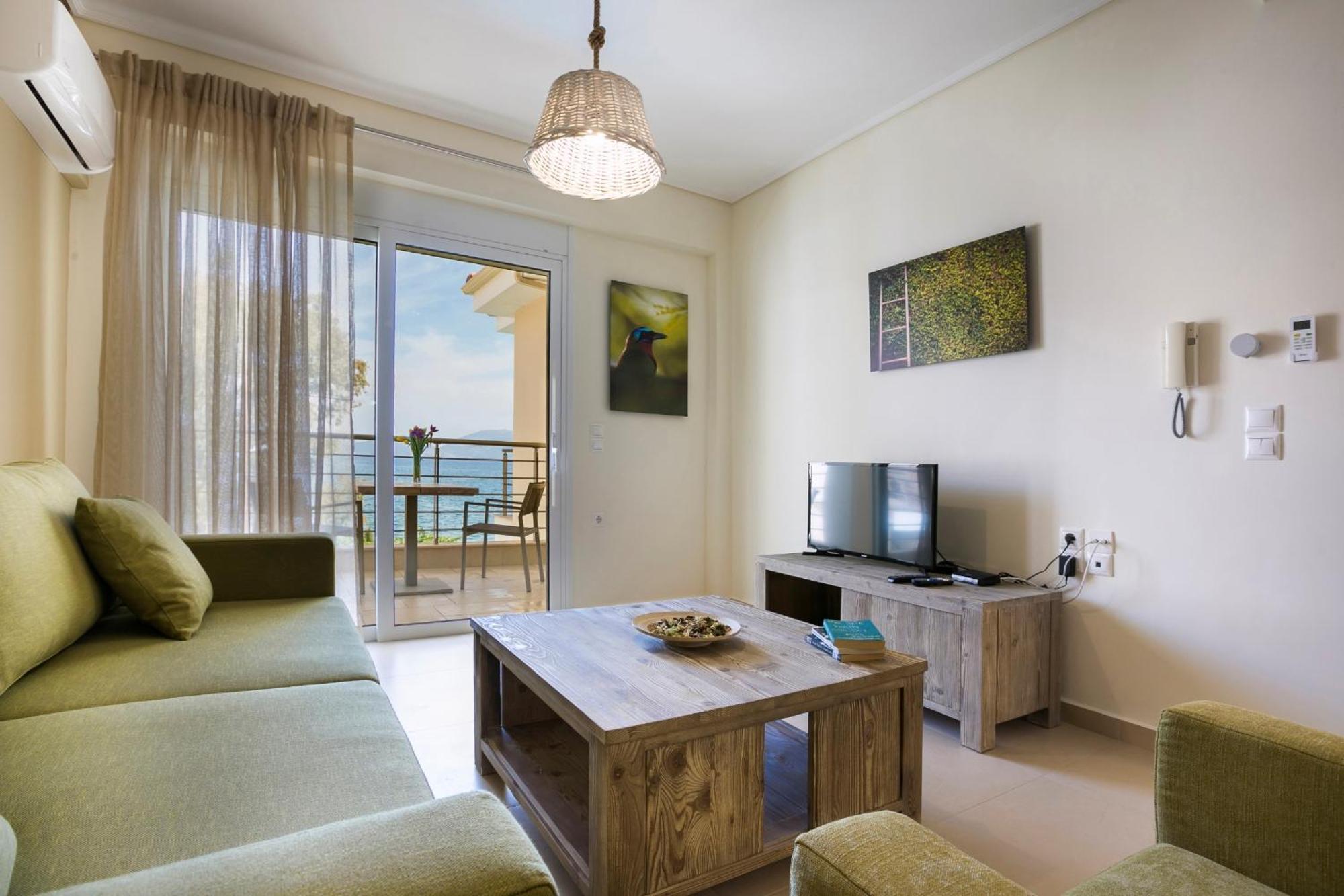 Meliti Waterfront Suites Karavomylos Dış mekan fotoğraf