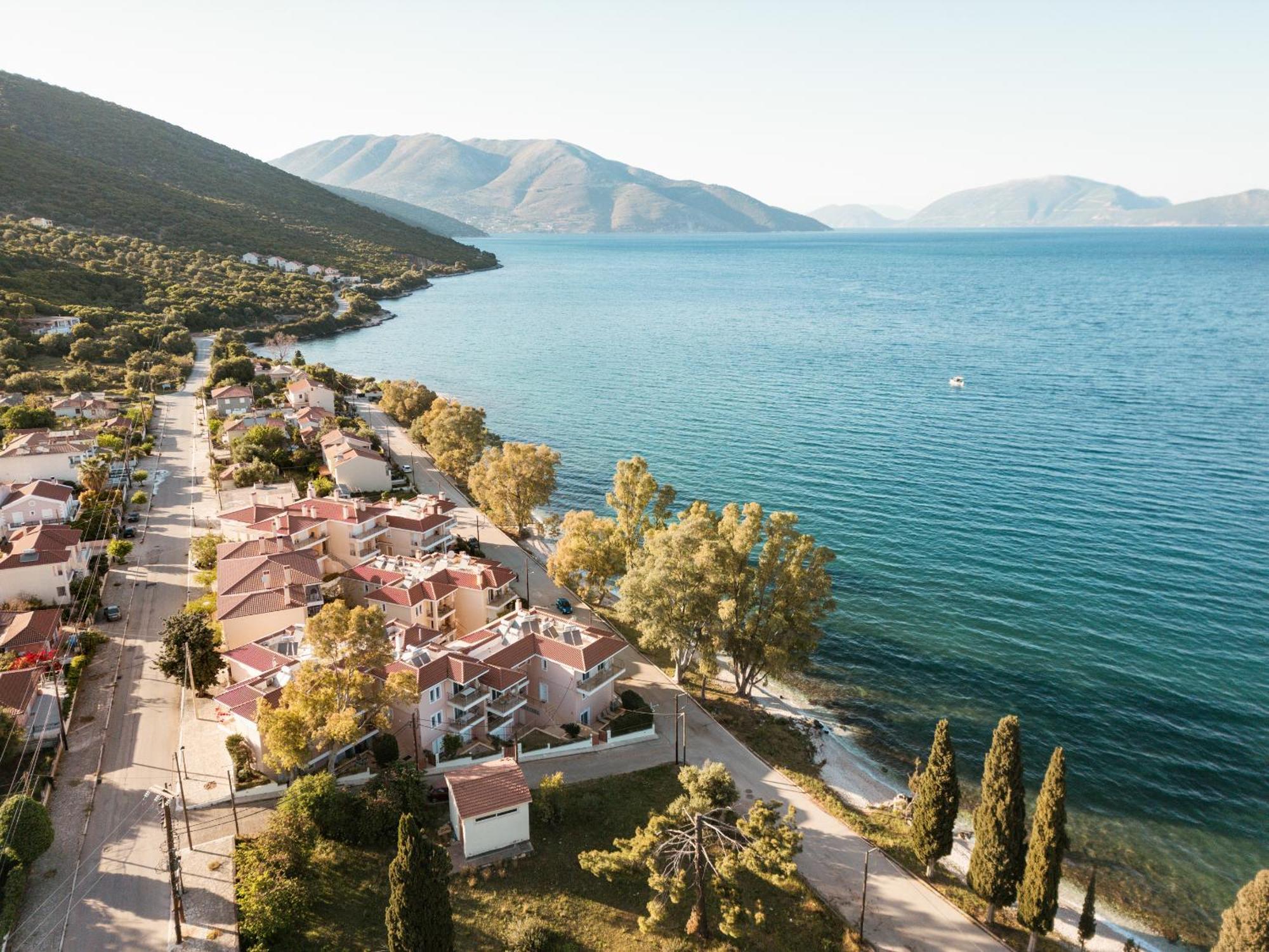 Meliti Waterfront Suites Karavomylos Dış mekan fotoğraf