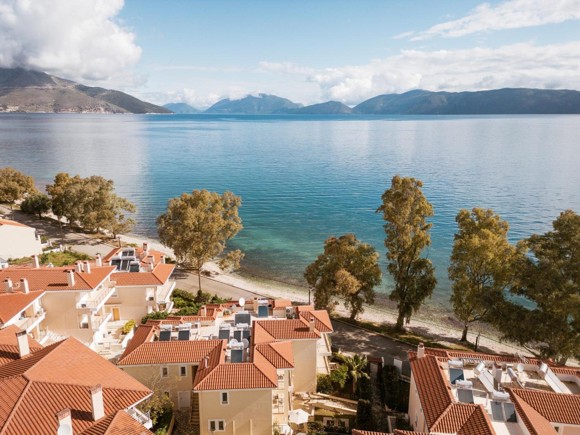 Meliti Waterfront Suites Karavomylos Dış mekan fotoğraf